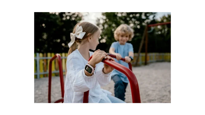 Hodinky místo mobilů ve školách: Nová pravidla v Česku